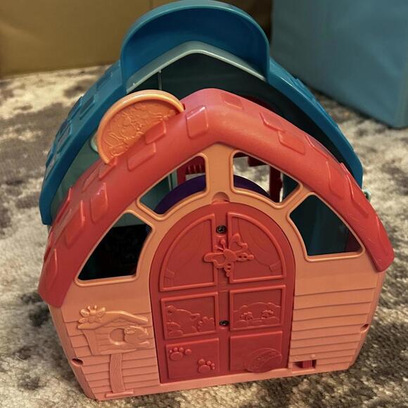 Fisher-Price Little People Sonya Lee & Her Pet Salon Playset - Picture 7 of 7